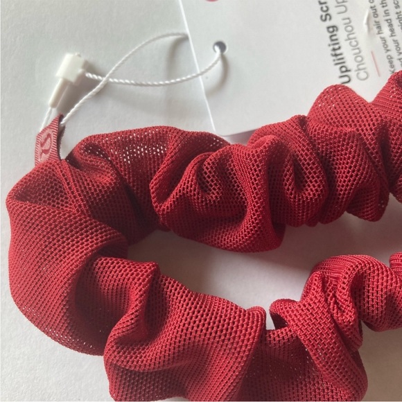 NWT lululemon Uplifting Scrunchie Chouchou Uplifting “CALI” (maroon/wine color) - Picture 4 of 11